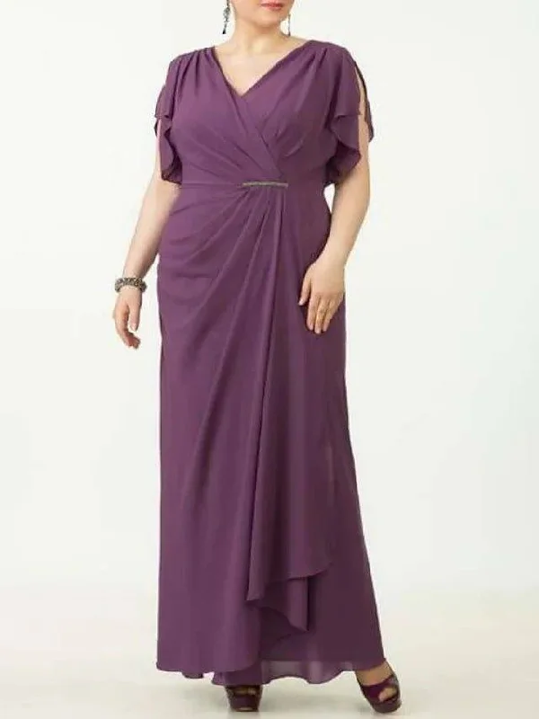 Sheath / Column Mother of the Bride Dress Plus Size Elegant V Neck Floor Length Chiffon Short Sleeve with Pleats